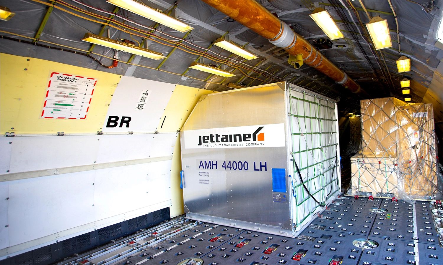 Jettainer‑Ladeeinheit im Frachtraum eines Flugzeugs – moderne ULD‑Containerlösung zur effizienten Steuerung und Logistik von Luftfracht.