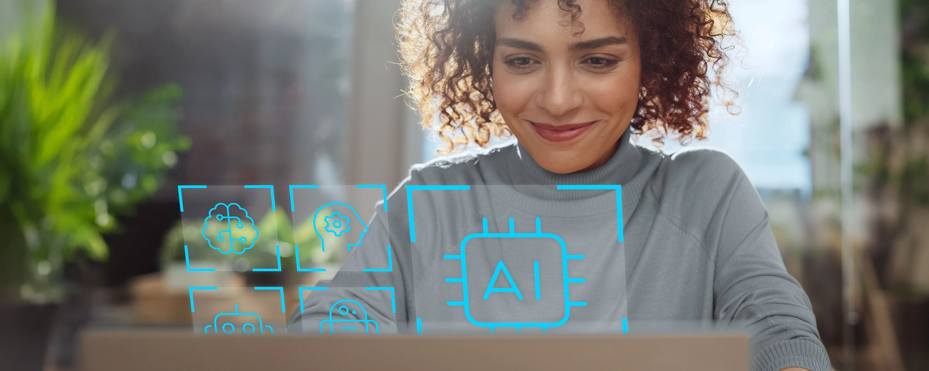 Eine lächelnde Frau mit lockigen Haaren arbeitet an einem Laptop, über dessen Bildschirm digitale, leuchtend blaue Symbole für Künstliche Intelligenz (KI) liegen, einschließlich eines Chips mit der Aufschrift "AI" und eines Gehirn-Symbols.
