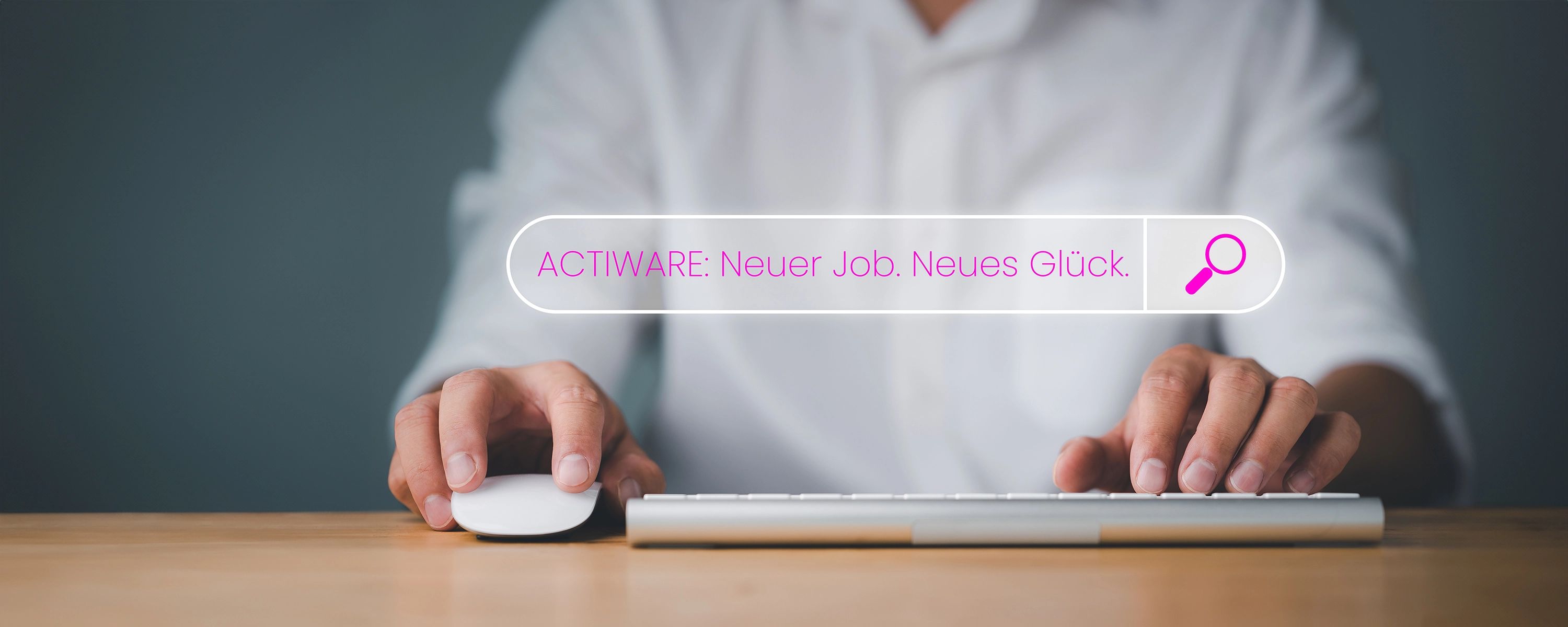 Frontalansicht auf eine Person, die auf der Tastatur tippt. Davor ist eine Suchleiste zu sehen, in der ‚ACTIWARE: Neuer Job. Neues Glück.‘ steht.