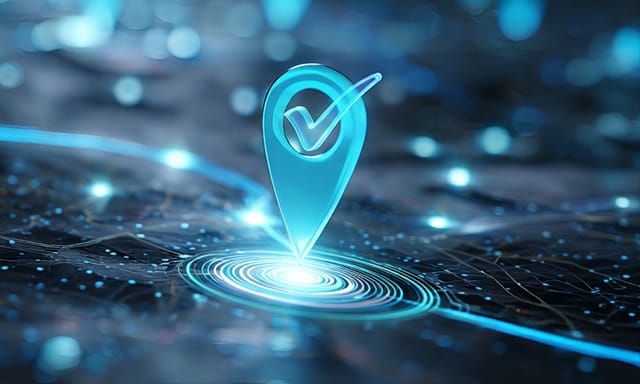 Abstrakte digitale Karte mit blauem Standort-Pin und Häkchen, als Symbol für geprüfte Daten, Standortzuordnung oder erfolgreiche Validierung.