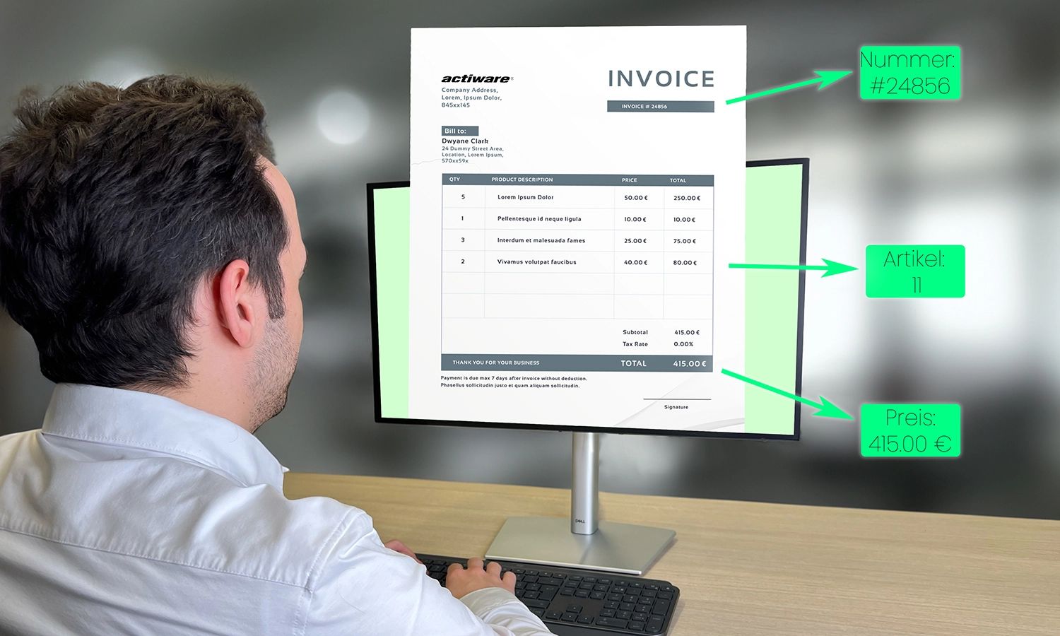 Mitarbeiter am Schreibtisch betrachtet eine digitale Rechnung auf dem Monitor. Die Rechnungsnummer, die Artikel und der Gesamtpreis werden extrahiert.