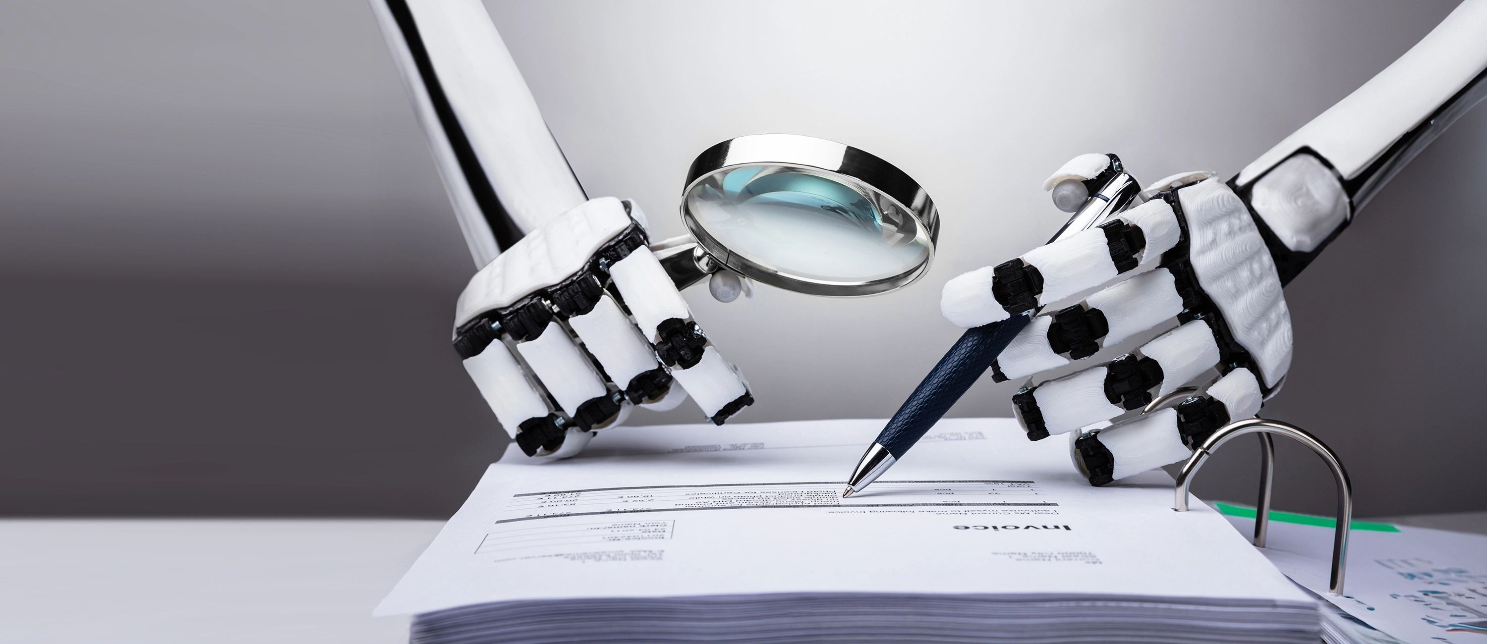 Roboterhände prüfen mit einer Lupe und einem Stift eine Papierrechnung – Sinnbild für die automatisierte, KI-gestützte Belegerkennung.