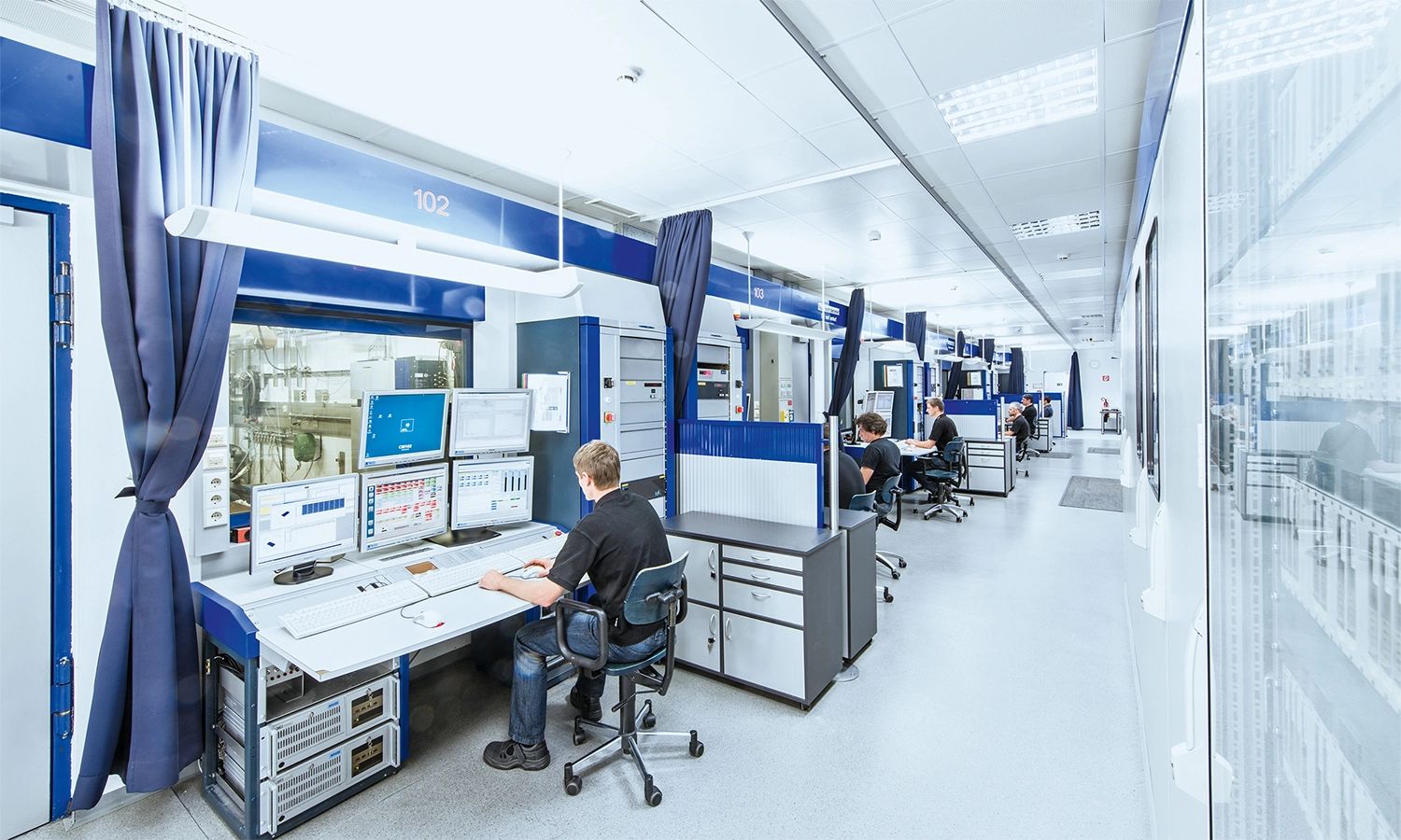 Ingenieure arbeiten in einem modernen AVL-Prüflabor an computergestützten Mess- und Testsystemen für Antriebstechnologien.