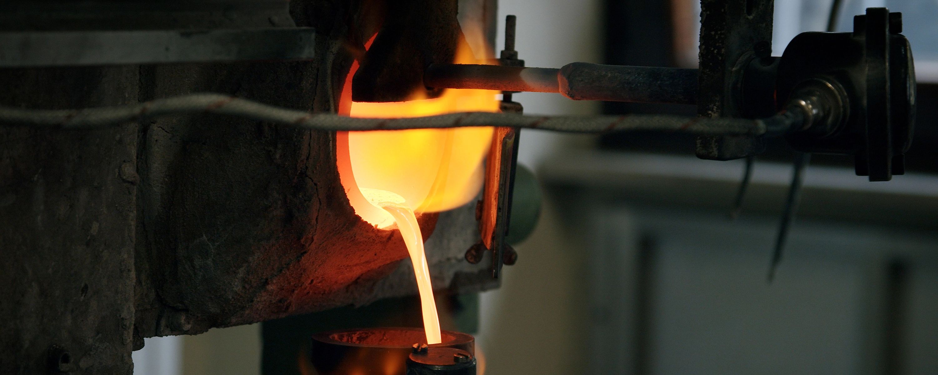 Flüssiges Metall wird in einer industriellen Gießanlage bei Binder präzise verarbeitet – Hightech-Fertigung für innovative Metall- und Werkstofftechnologien.