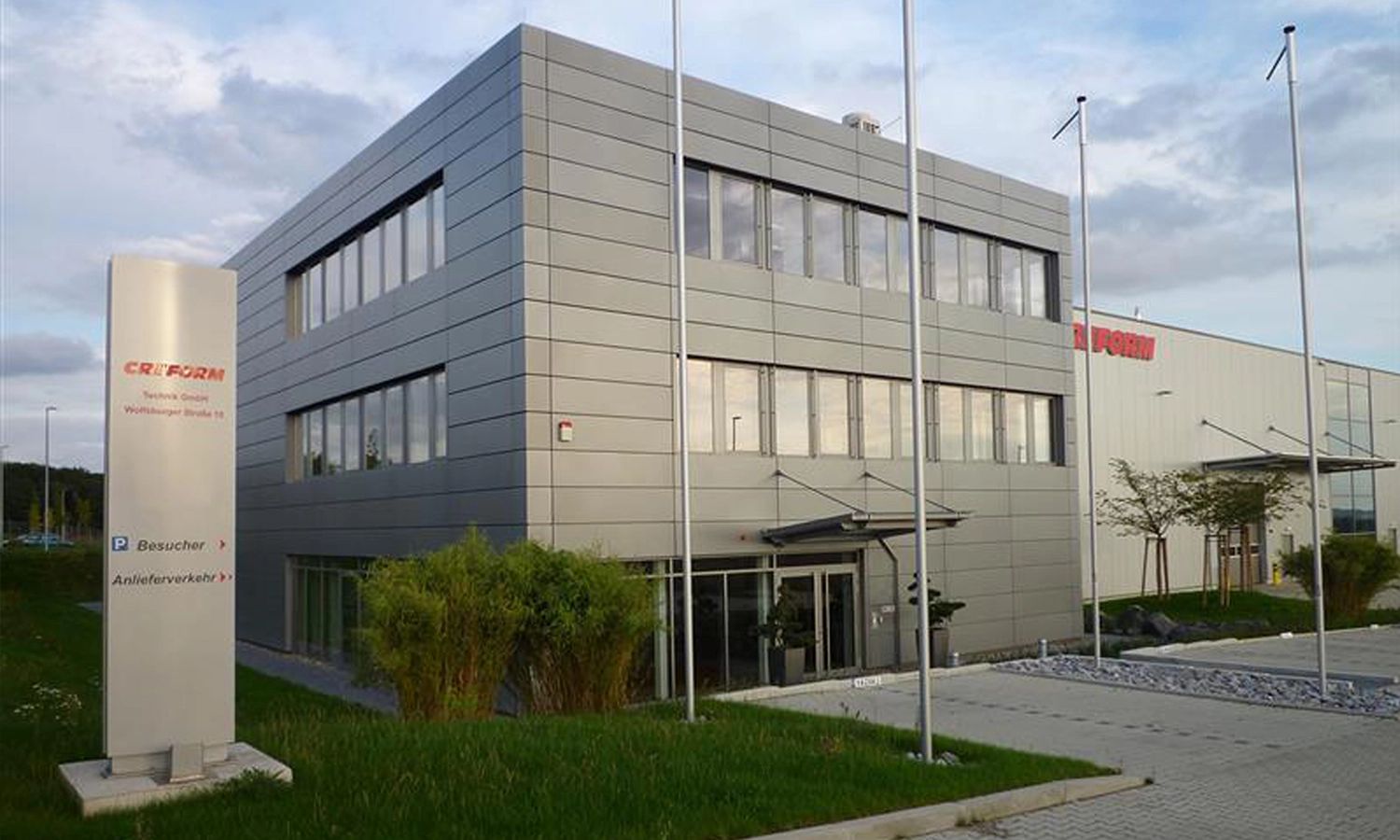 Moderner Firmensitz der Creform GmbH mit Aluminium-Fassade und Eingangsbereich – Innovationsstandort für modulare Arbeits- und Logistiksysteme.
