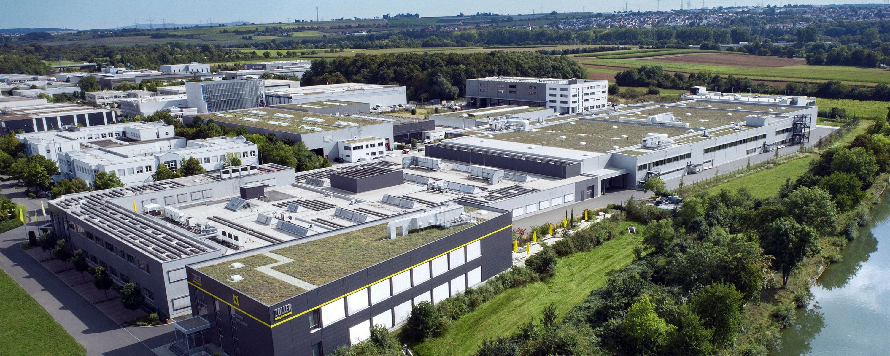 Luftaufnahme des e‑zoller Firmenhauptsitzes mit modernen Gebäuden und grünen Dachflächen – nachhaltige Unternehmenszentrale für Präzisionsmesstechnik und Digitalisierungslösungen.