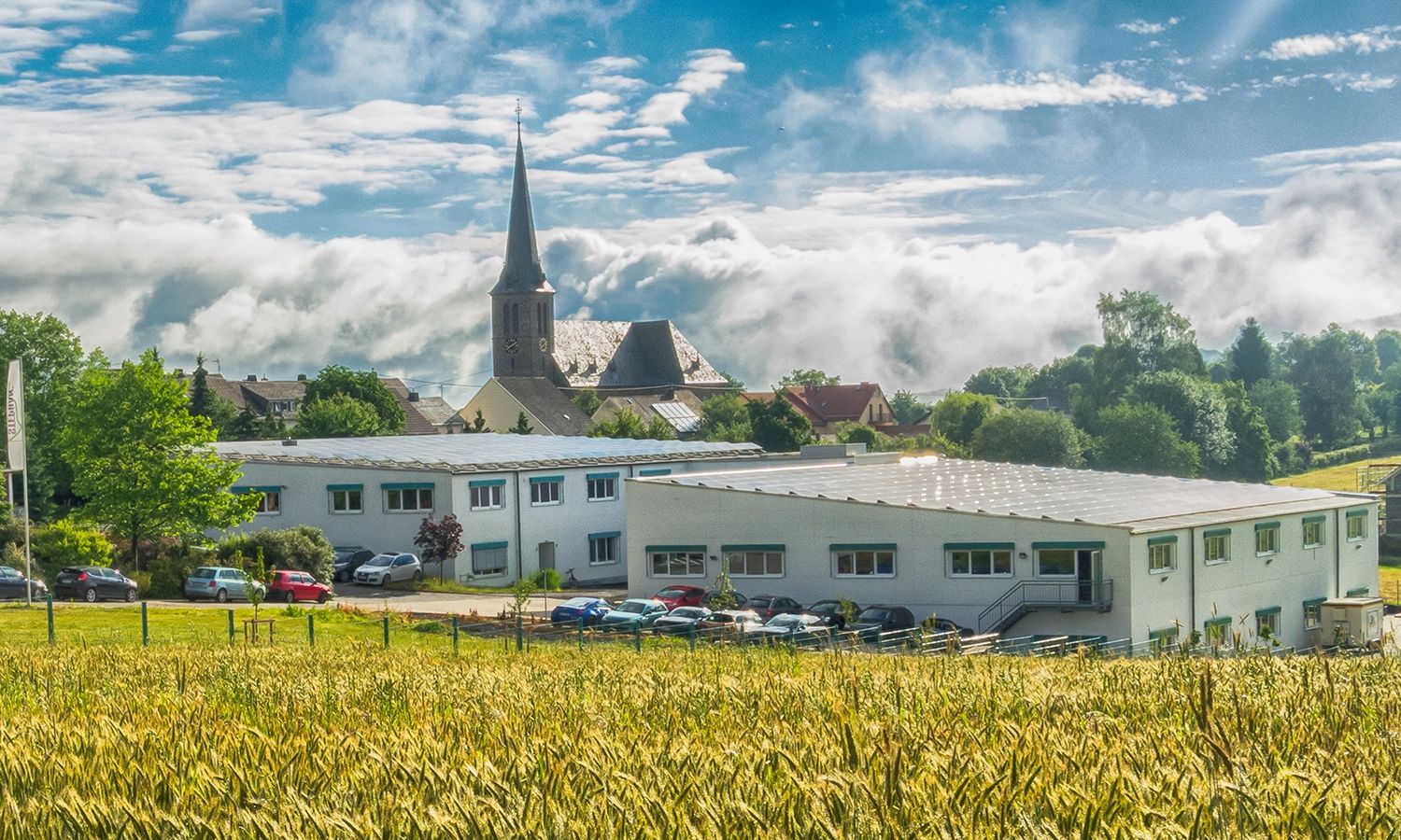 Firmengebäude der Fritz Stephan GmbH im Grünen – Medizintechnikunternehmen in idyllischer Umgebung, spezialisiert auf Beatmungssysteme und Intensivpflegegeräte.