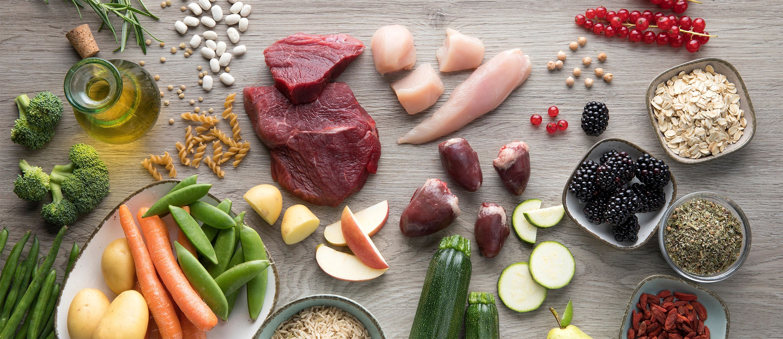 Frische Zutaten für Landguth‑Tiernahrung – hochwertiges Fleisch, Gemüse, Obst und natürliche Rohstoffe für ausgewogene und nachhaltige Rezepturen.