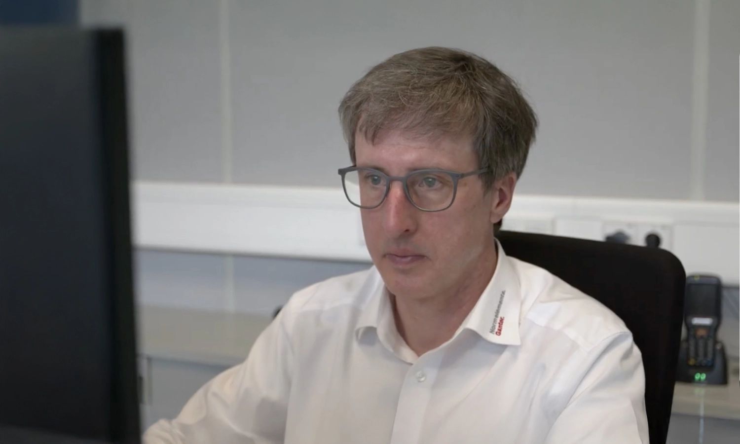 Mitarbeiter von Otto Ganter arbeitet konzentriert am Computer – moderne Büroarbeitsumgebung beim Hersteller von Norm‑ und Bedienteilen.