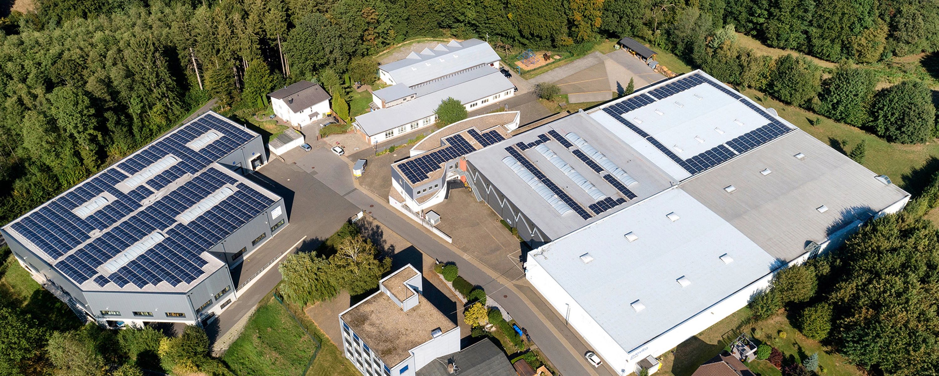 Luftaufnahme des Provita‑Firmengeländes – moderne Produktions‑ und Verwaltungsgebäude mit Solaranlagen zur nachhaltigen Medizintechnik‑Fertigung.