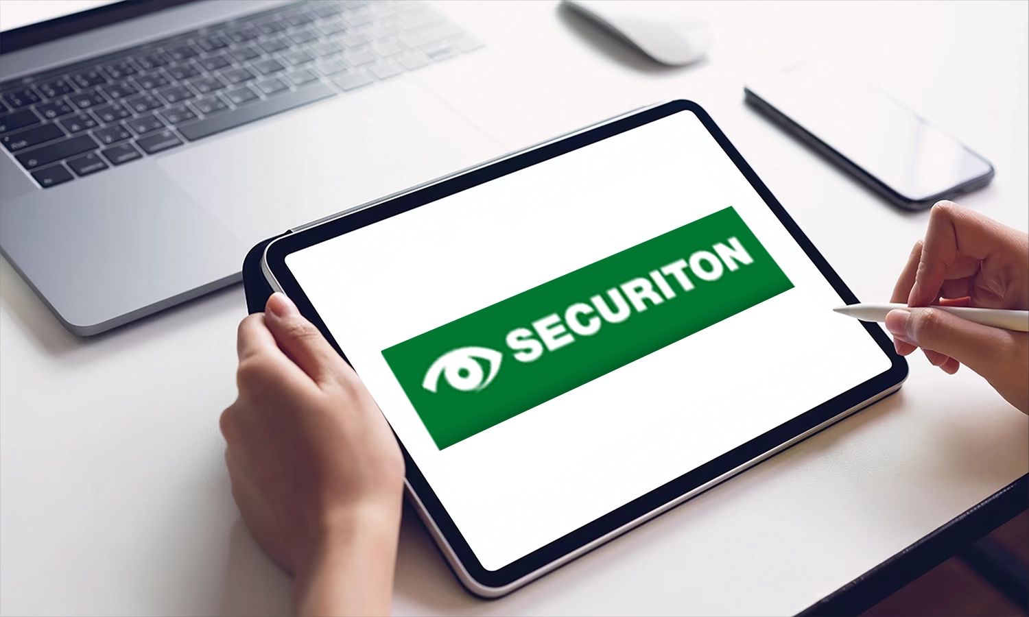 Securiton‑Logo auf Tablet‑Bildschirm – digitales Branding des Schweizer Spezialisten für Sicherheits‑, Alarm‑ und Brandmeldesysteme.