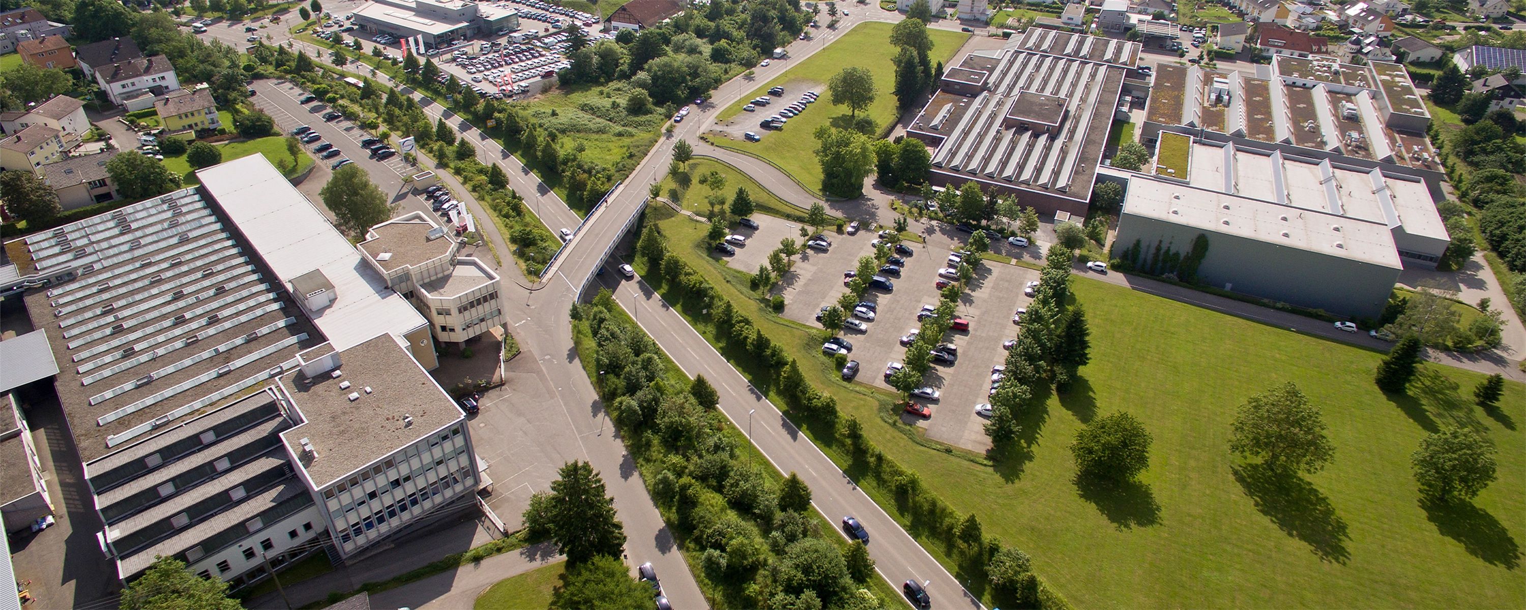 Luftaufnahme des Stöber‑Firmengeländes – moderne Produktions‑ und Verwaltungsgebäude mit begrünten Flächen, Sitz des Antriebstechnik‑Spezialisten Stöber.