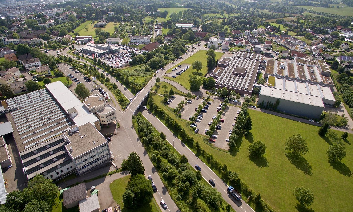 Luftaufnahme des Stöber‑Firmengeländes – moderne Produktions‑ und Verwaltungsgebäude mit begrünten Flächen, Sitz des Antriebstechnik‑Spezialisten Stöber.