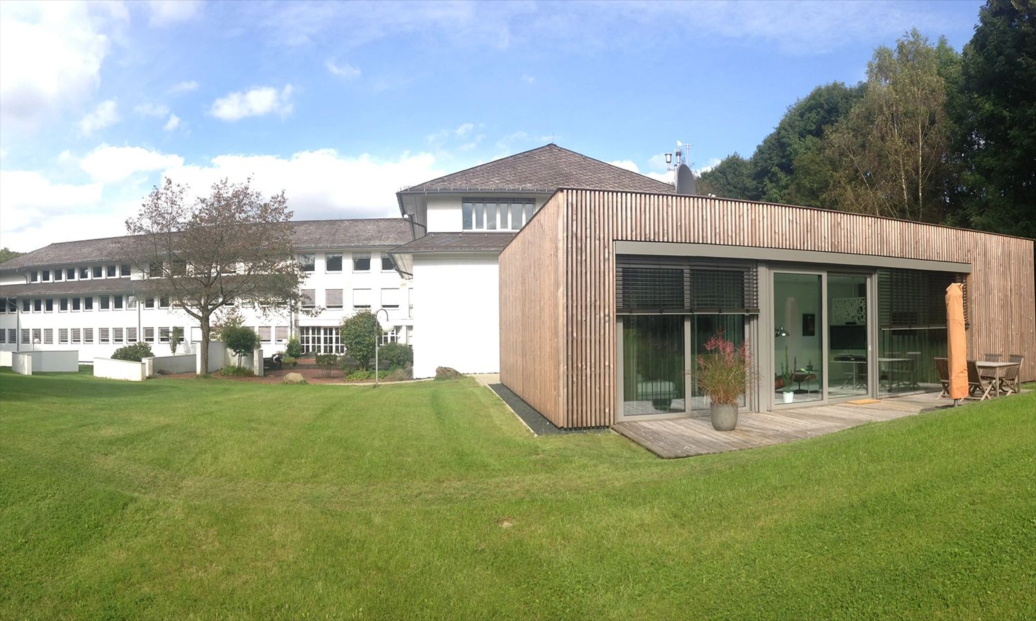 Firmengebäude der ACTIWARE GmbH, davor eine gepflegte Grünfläche mit Rasen