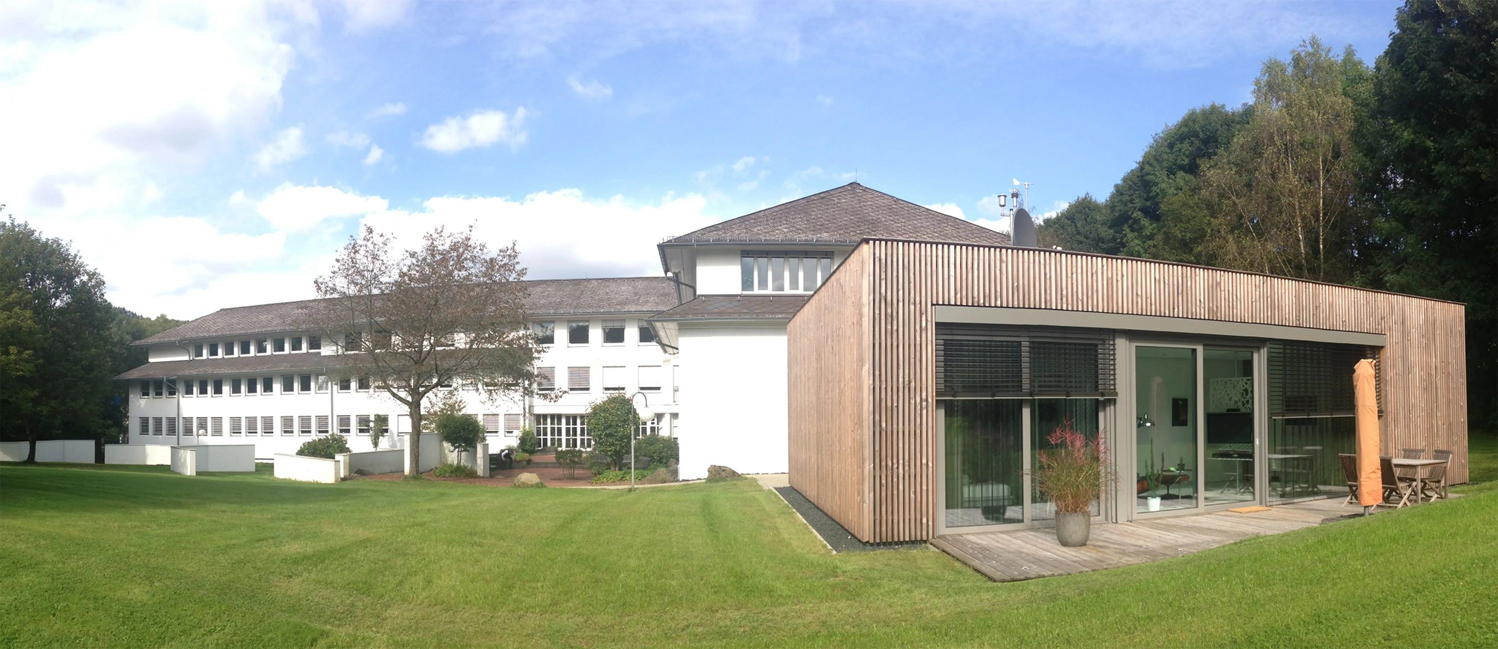 Firmengebäude der ACTIWARE GmbH, davor eine gepflegte Grünfläche mit Rasen