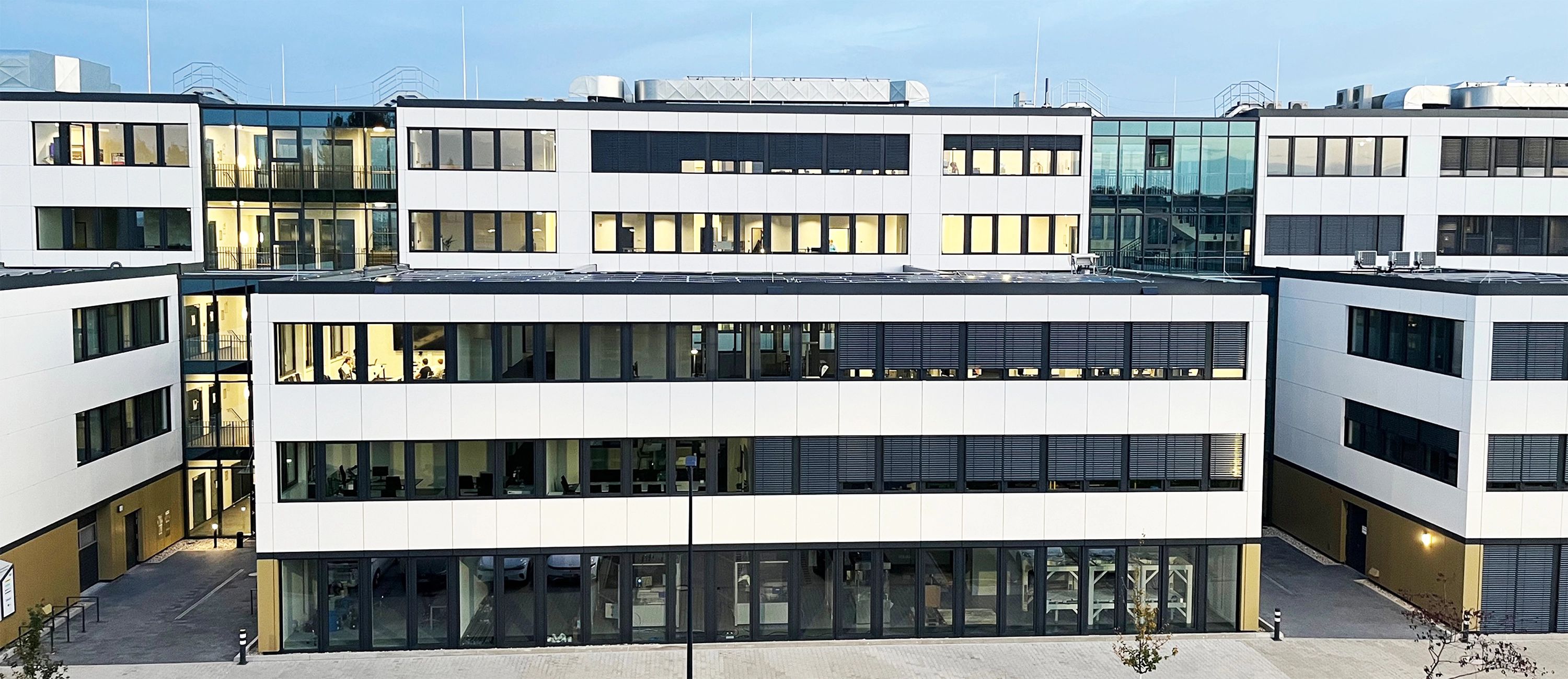 Firmengebäude von ACTIWARE Infosystems mit moderner Glas- und Fassadenarchitektur