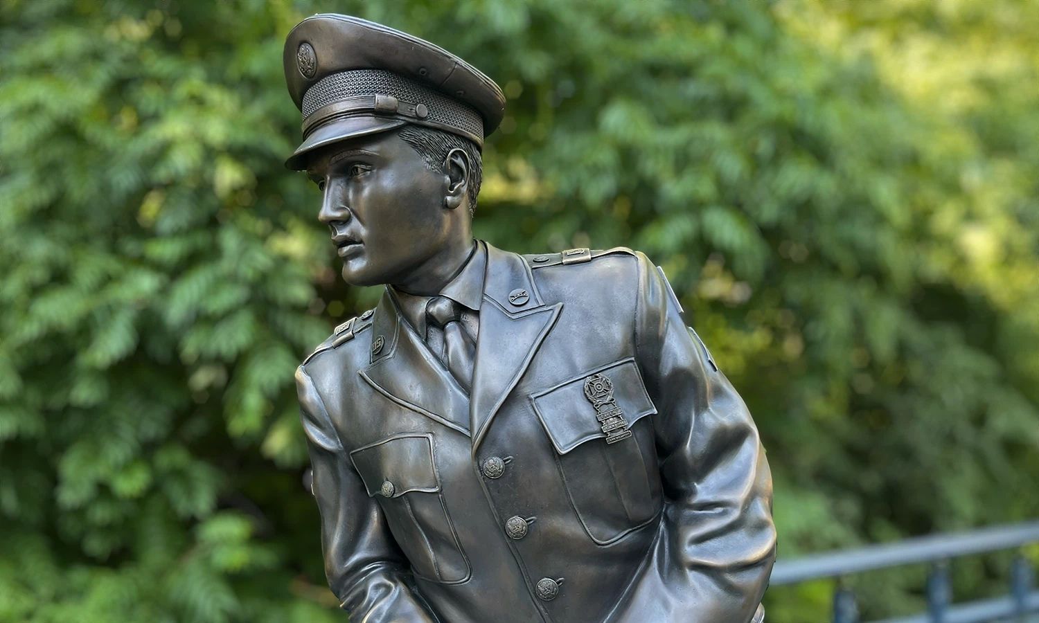 Bronzestatue von Elvis Presley im Kurpark Bad Nauheim.
