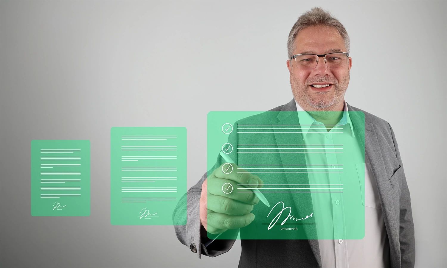 Geschäftsmann unterschreibt ein digitales Dokument mit einem Stift, um eine elektronische Signatur zu erstellen.