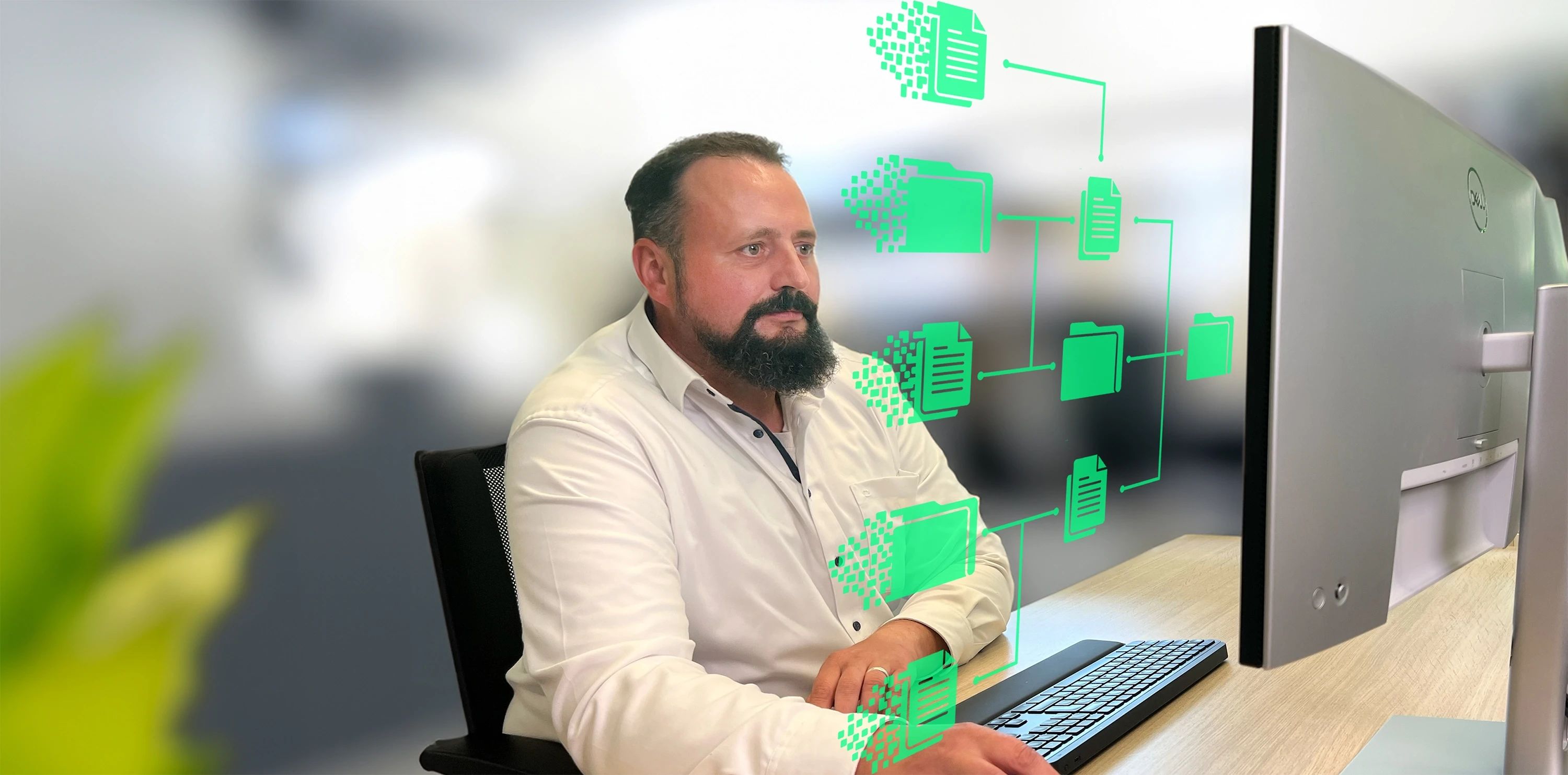 Ein Mitarbeiter nutzt ein Enterprise Content Management (ECM) System am Computer, visualisiert durch eine digitale Ordner- und Dokumentenstruktur.