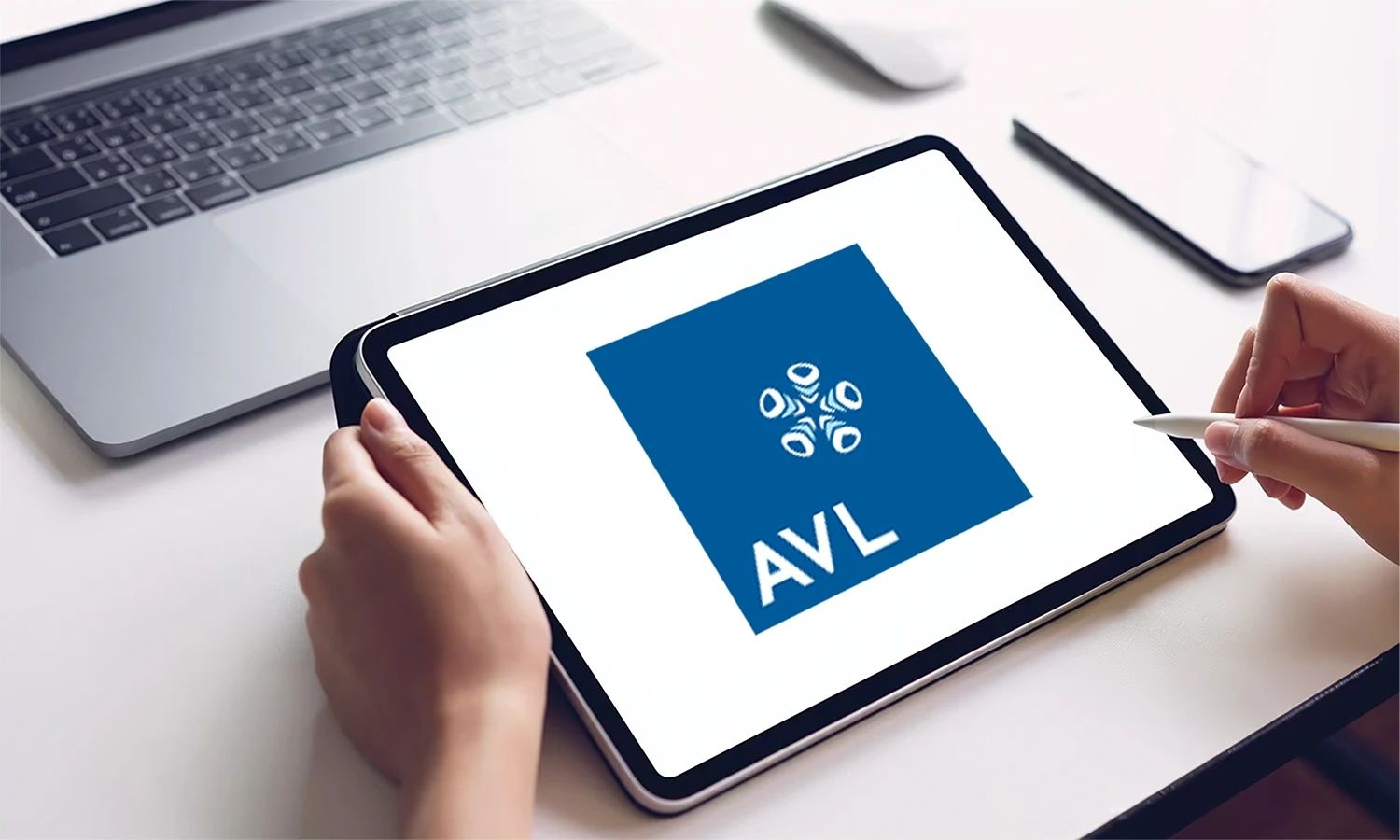 Tablet mit AVL-Logo auf dem Bildschirm – modernes digitales Arbeiten im Technologie- und Ingenieurwesen.