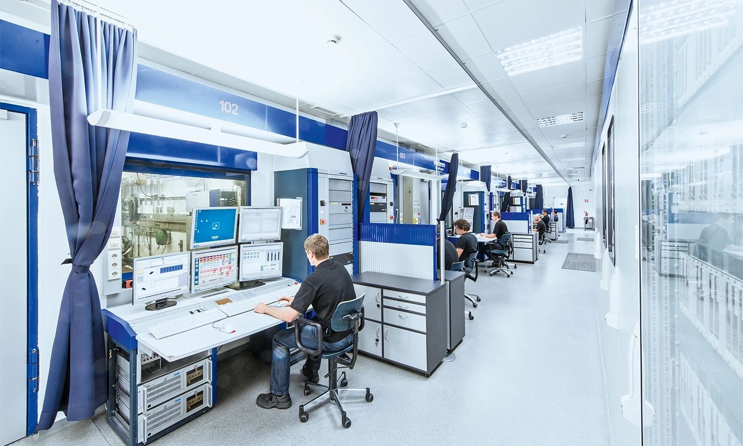 Ingenieure arbeiten in einem modernen AVL-Prüflabor an computergestützten Mess- und Testsystemen für Antriebstechnologien.