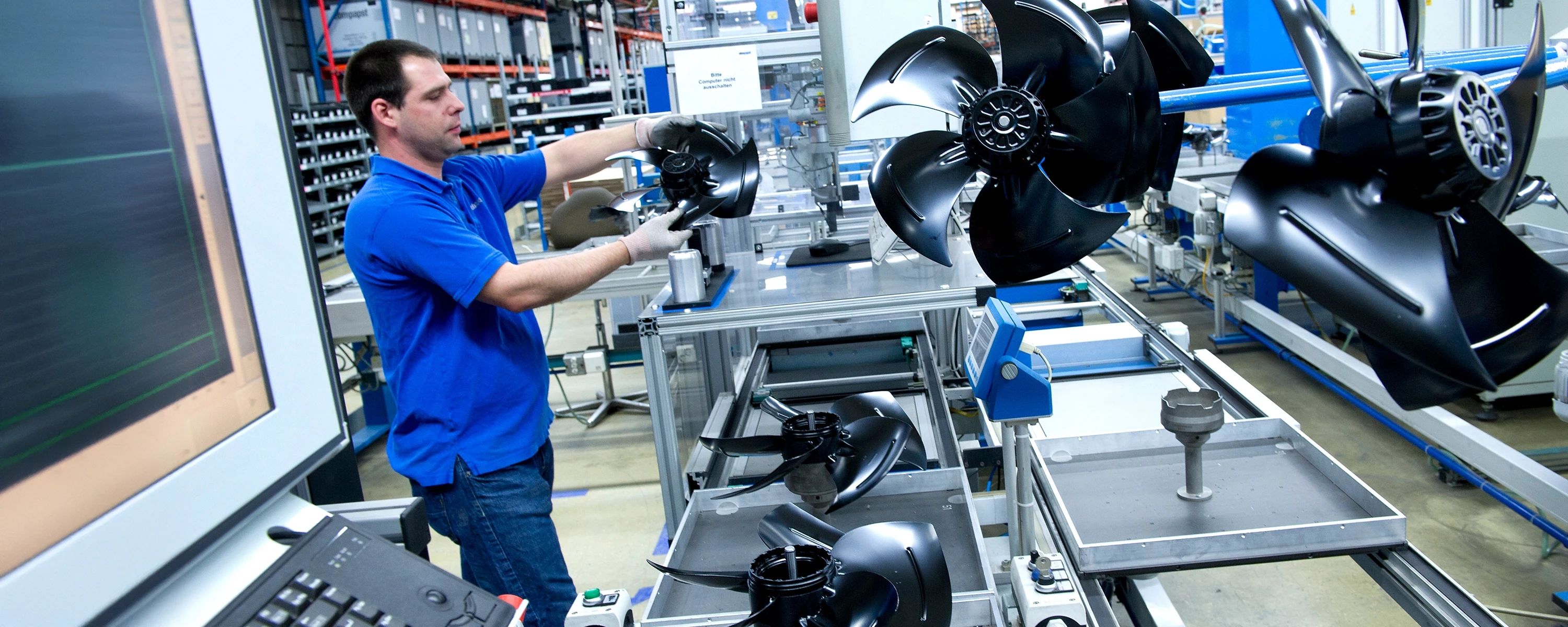 Mitarbeiter von EBM Papst montiert Ventilatoren an einer modernen Produktionslinie – energieeffiziente Fertigung, innovative Ventilatortechnik und höchste Qualitätsstandards.