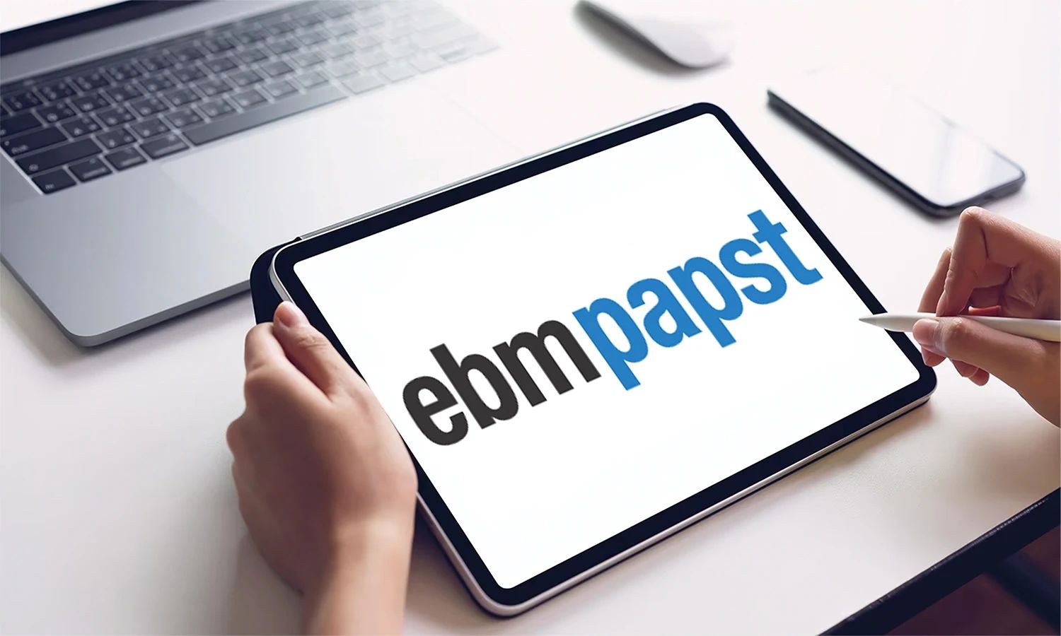 EBM Papst Logo auf einem Tablet-Display – Symbol für digitale Innovation, technologische Kompetenz und energieeffiziente Lüfterlösungen.