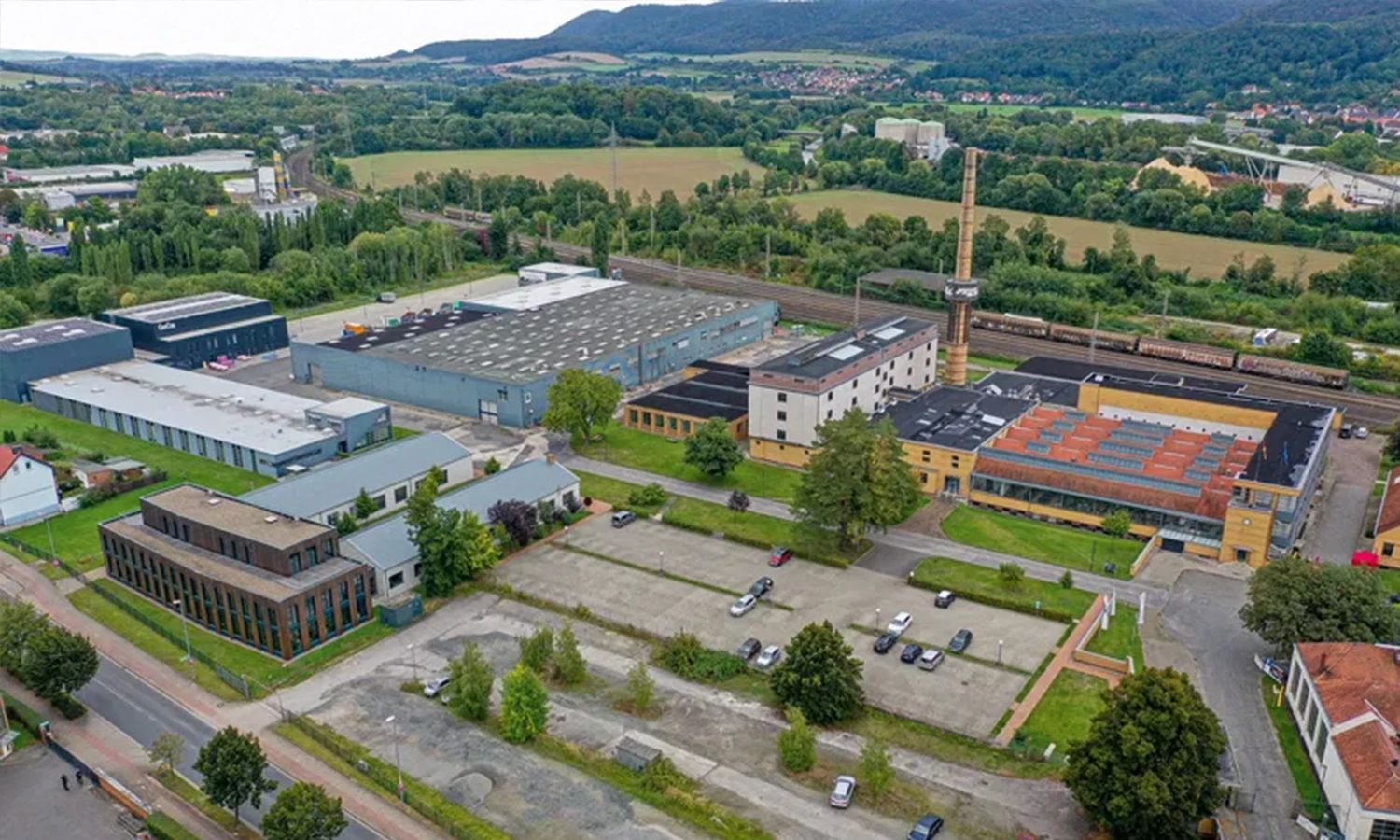 Luftaufnahme des Firmengeländes von Fagus GreCon – moderner Industriestandort mit historischer Architektur, Sitz des Spezialisten für Messtechnik und Brandschutzsysteme.