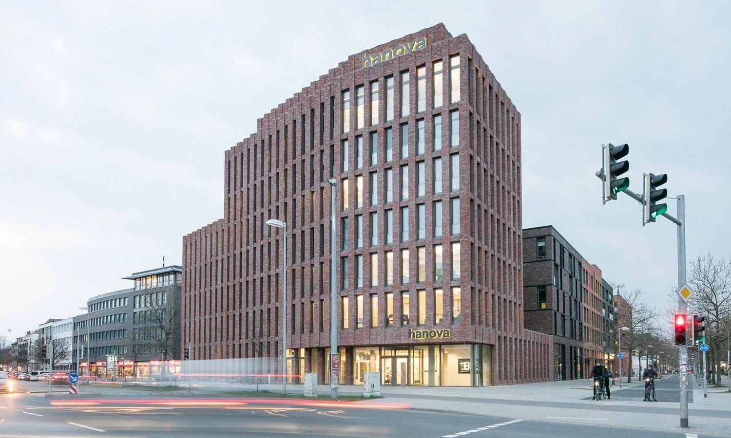 Firmensitz von hanova Wohnen in Hannover – modernes Backsteingebäude mit klarer Architektur, Symbol für städtische Wohnbauprojekte und nachhaltige Immobilienentwicklung.