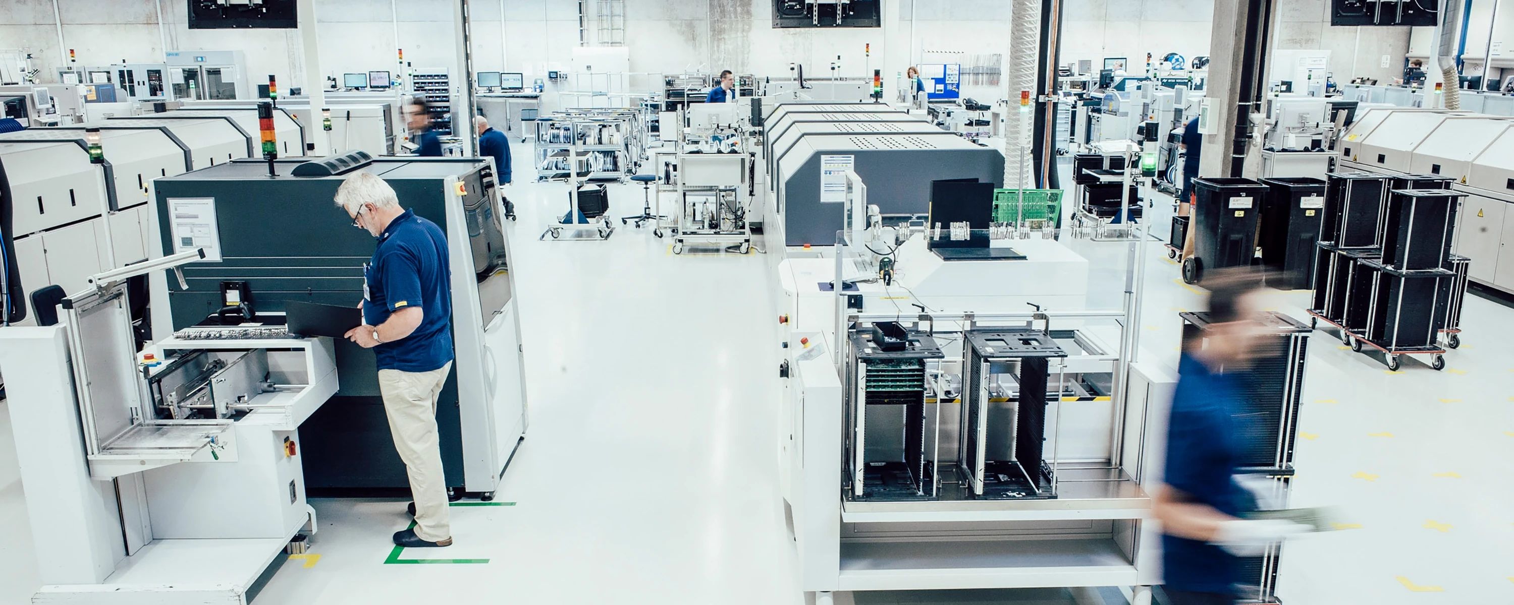 Produktionshalle von Hekatron – moderne Fertigung mit hochautomatisierten Anlagen und Fachpersonal für die Herstellung innovativer Brandschutz- und Sicherheitssysteme.