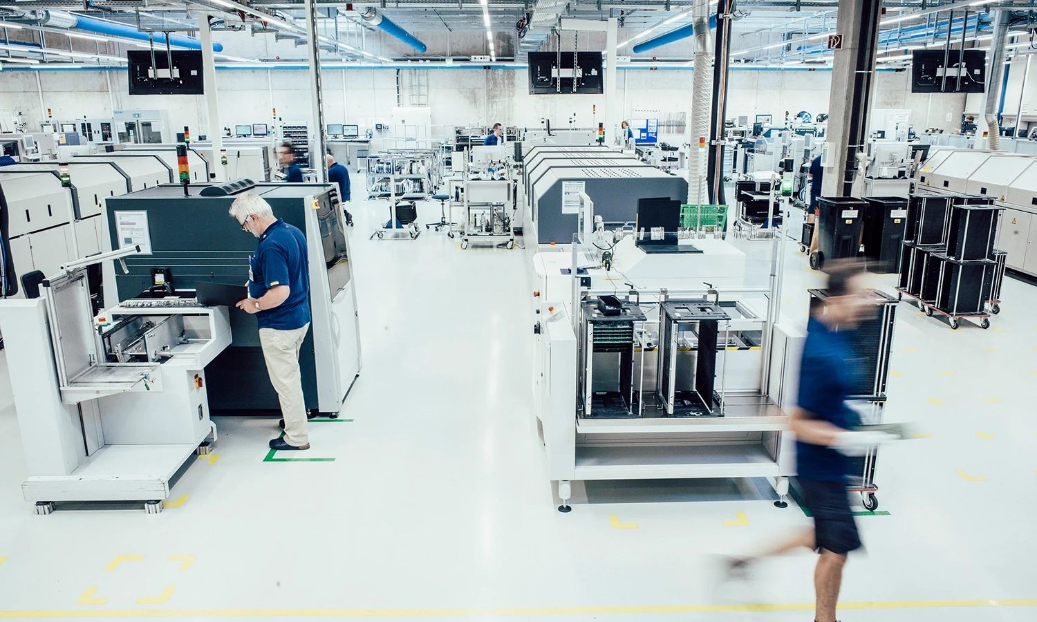 Hekatron Produktionshalle – hochmoderne Fertigung mit Mitarbeitern und automatisierten Anlagen zur Herstellung innovativer Brandschutzlösungen und Sicherheitstechnik.