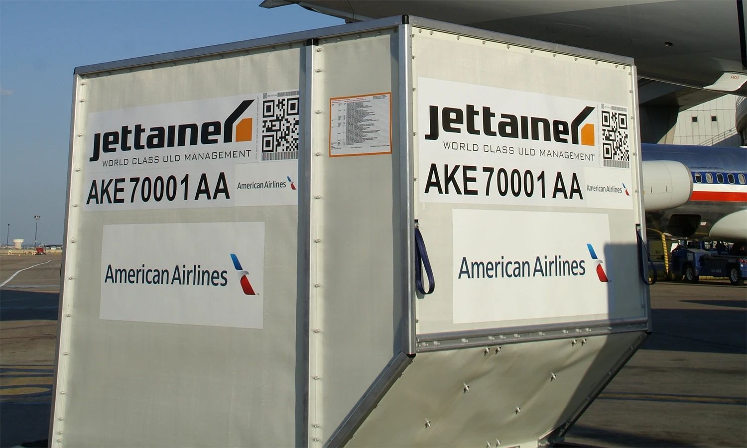 Jettainer‑ULD‑Container auf dem Rollfeld – speziell gekennzeichnete Luftfracht‑Einheit für American Airlines, Symbol für effizientes ULD‑Management im Flugverkehr.