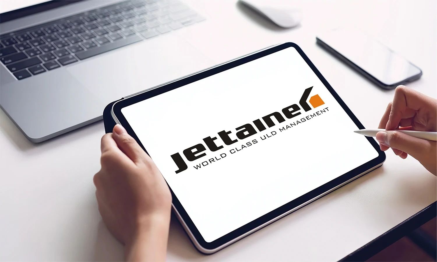 Tablet mit Jettainer‑Logo – Symbol für digitales ULD‑Management, intelligente Luftfrachtlösungen und globale Logistikkompetenz.