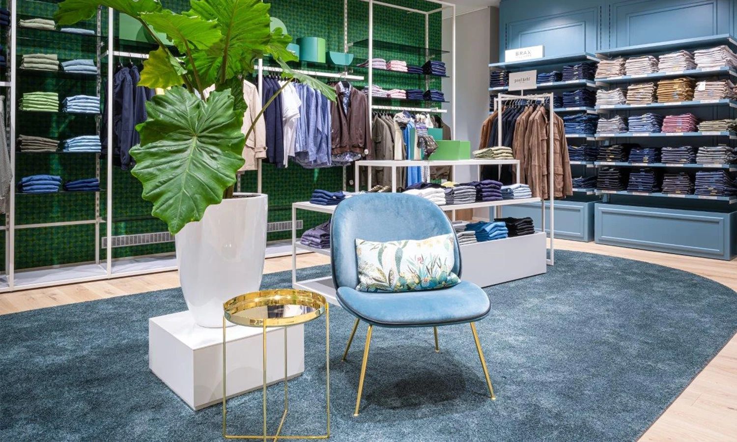 Modern eingerichteter PKZ‑Store mit stilvollem Lounge‑Bereich – hochwertige Casual‑ und Business‑Mode in eleganter Boutique‑Atmosphäre.