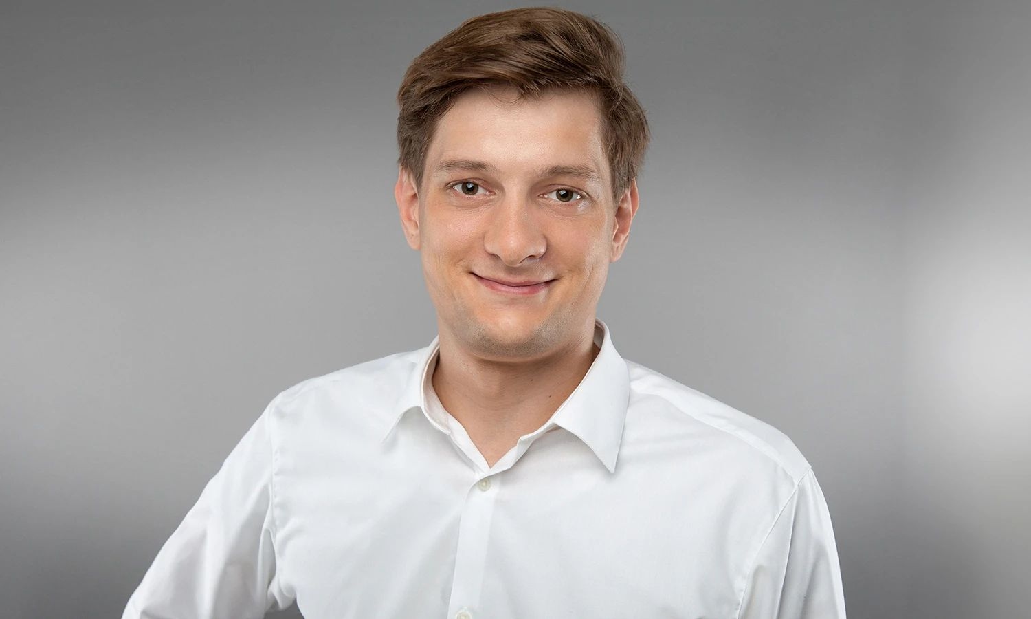 Provita‑Mitarbeiter im weißen Hemd – professionelles Porträtfoto eines Teammitglieds des Herstellers von Medizintechnik‑ und Pflegeprodukten.