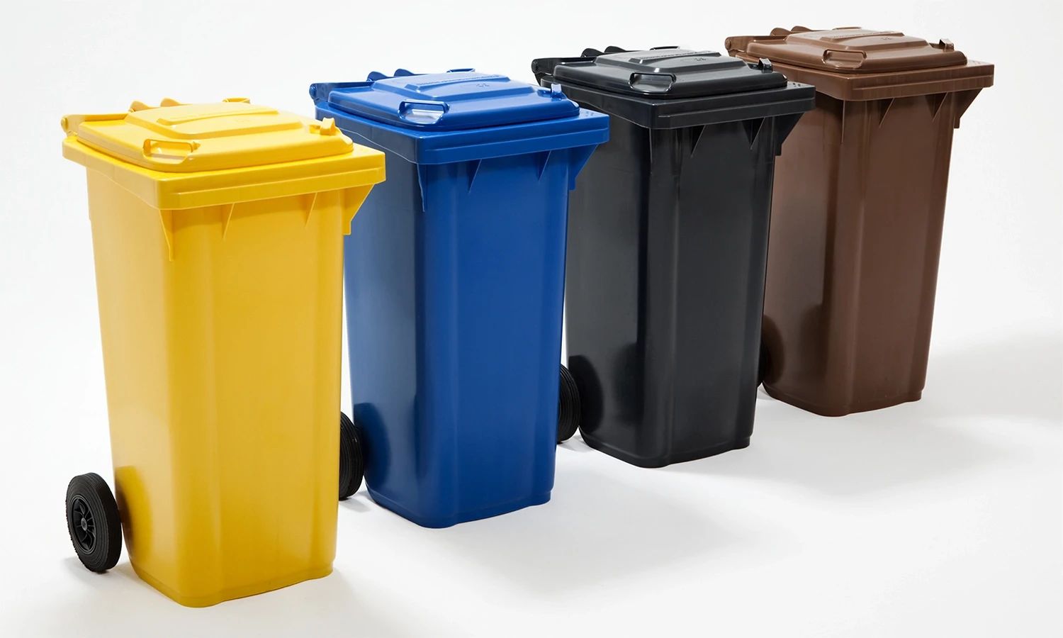 Vier Abfalltonnen in Gelb, Blau, Schwarz und Braun – Symbol für Mülltrennung, Recycling und Abfallmanagementsysteme von Reclay.