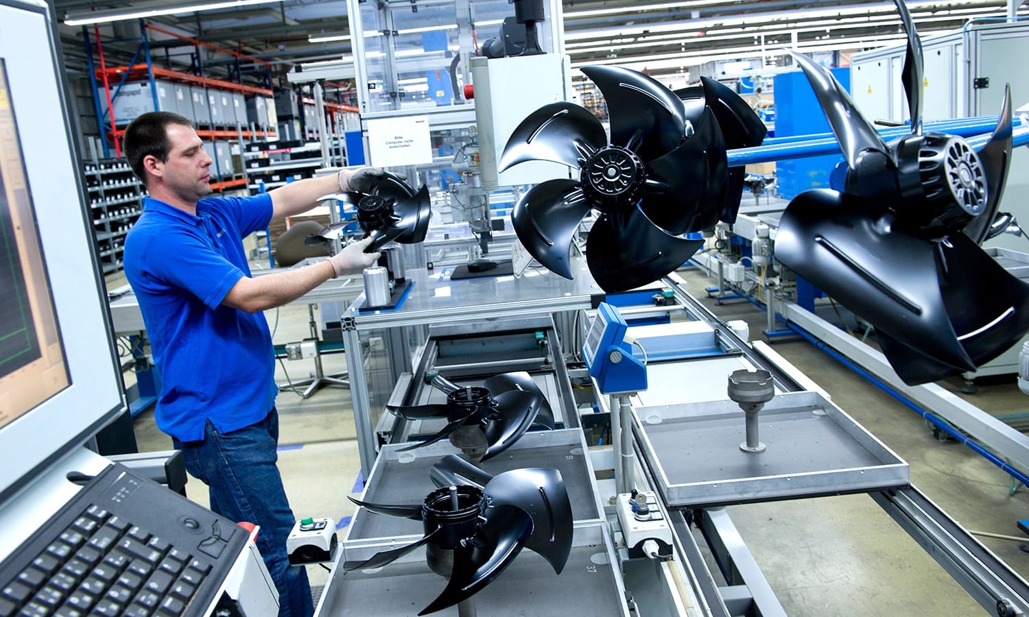 Mitarbeiter von EBM Papst montiert Ventilatoren an einer modernen Produktionslinie – energieeffiziente Fertigung, innovative Ventilatortechnik und höchste Qualitätsstandards.