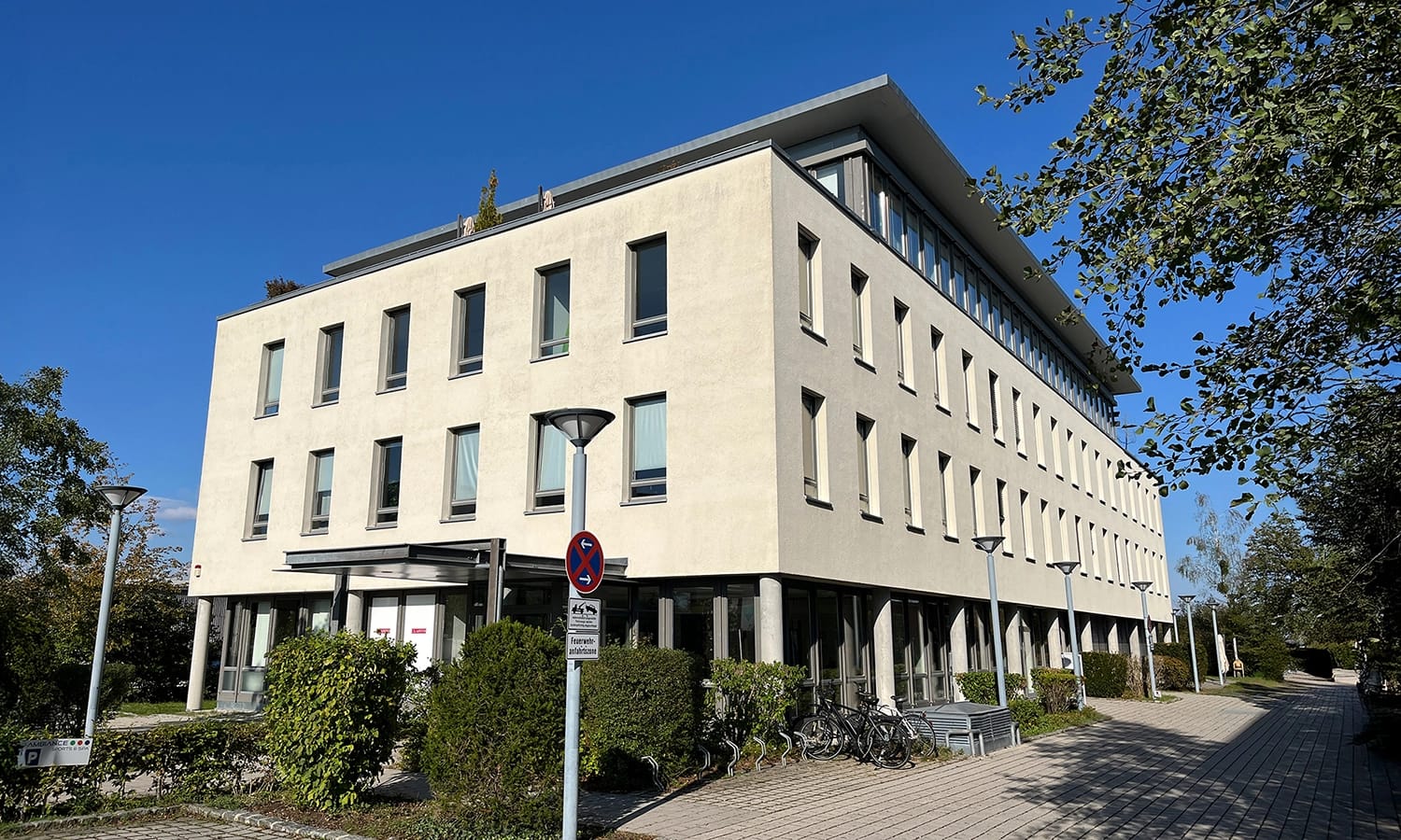 Firmengebäude von Estos bei Sonnenschein – moderner Unternehmenssitz des Spezialisten für Kommunikationssoftware und Unified‑Communications‑Lösungen.