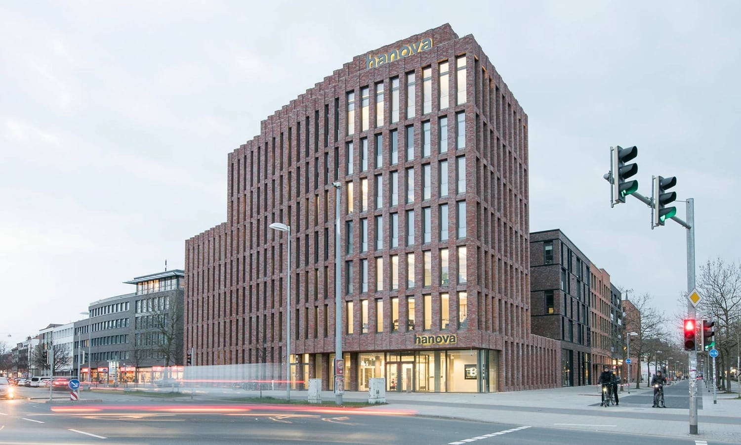 Firmensitz von hanova Wohnen in Hannover – modernes Backsteingebäude mit klarer Architektur, Symbol für städtische Wohnbauprojekte und nachhaltige Immobilienentwicklung.