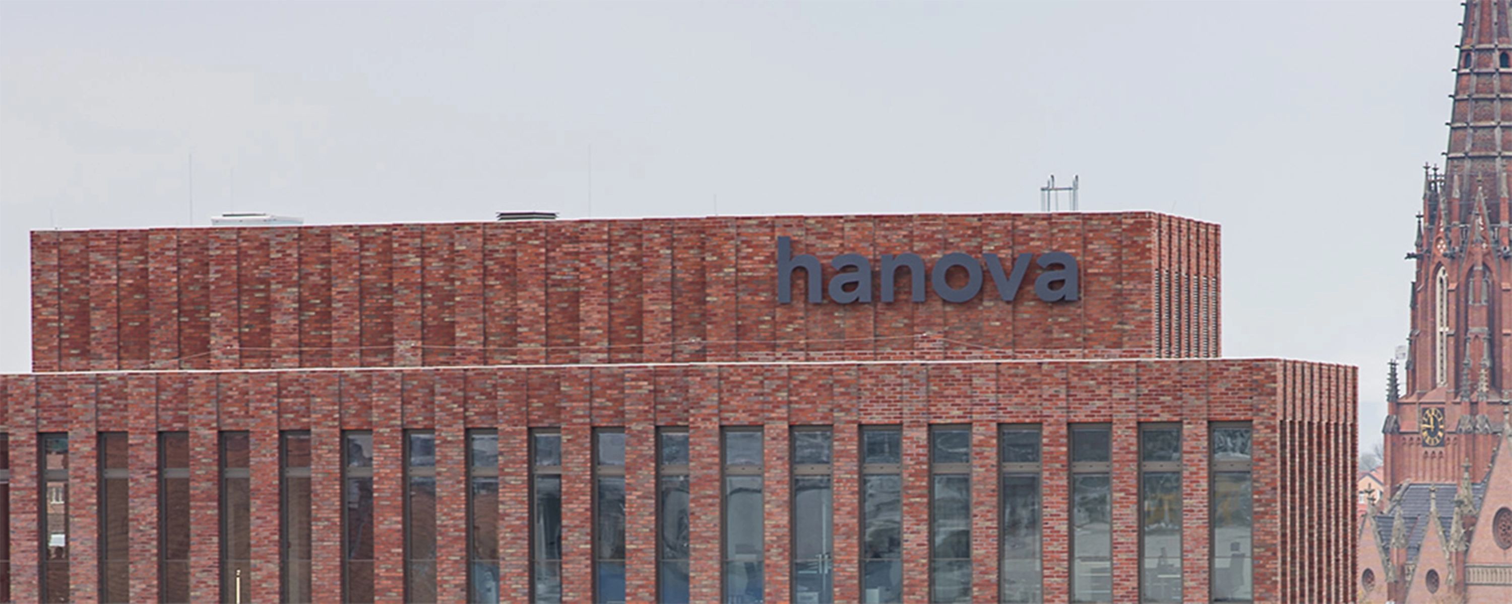 Backsteinfassade des hanova‑Wohnen‑Gebäudes in Hannover – moderner Verwaltungsbau als Symbol für urbanes Wohnen, Nachhaltigkeit und städtebauliche Entwicklung.