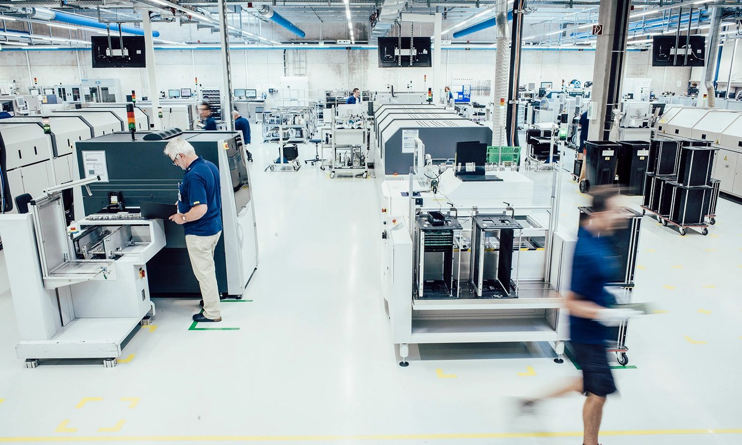 Hekatron Produktionshalle – hochmoderne Fertigung mit Mitarbeitern und automatisierten Anlagen zur Herstellung innovativer Brandschutzlösungen und Sicherheitstechnik.