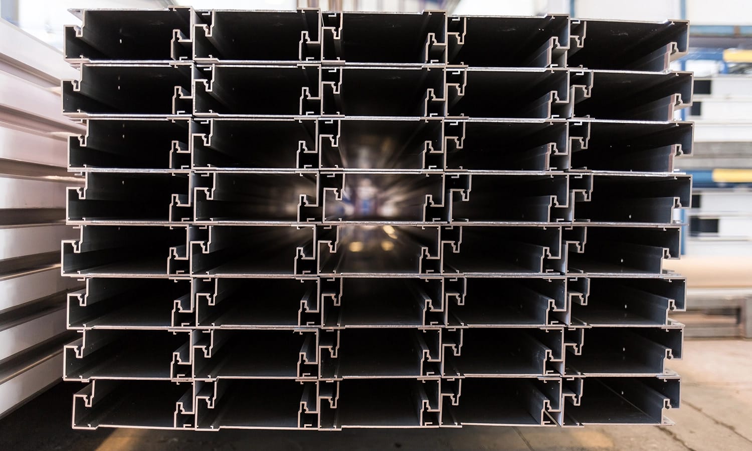 Stahlprofile von Jansen in der Fertigung – präzise gefertigte Profilstahl‑Elemente für Fenster‑, Tür‑ und Fassadensysteme im industriellen Einsatz.