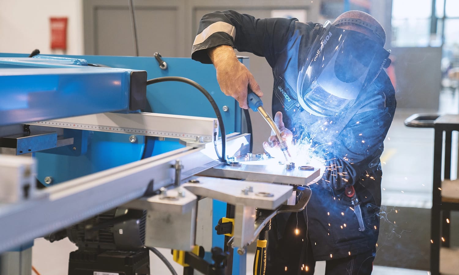 Schweißer bei Jansen bearbeitet Metallkonstruktion – präzise Fertigung und Metallverarbeitung für hochwertige Stahl‑ und Profilsysteme.