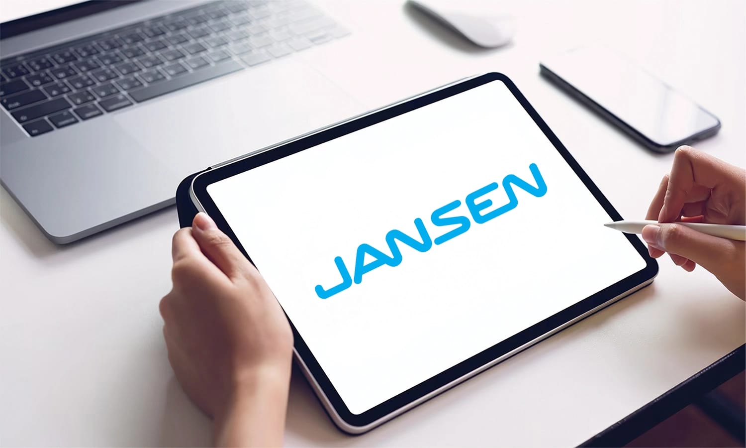 Tablet mit Jansen‑Logo – Symbol für Innovationskraft, digitale Lösungen und hochwertige Stahl‑ und Profilsysteme für Architektur und Industrie.