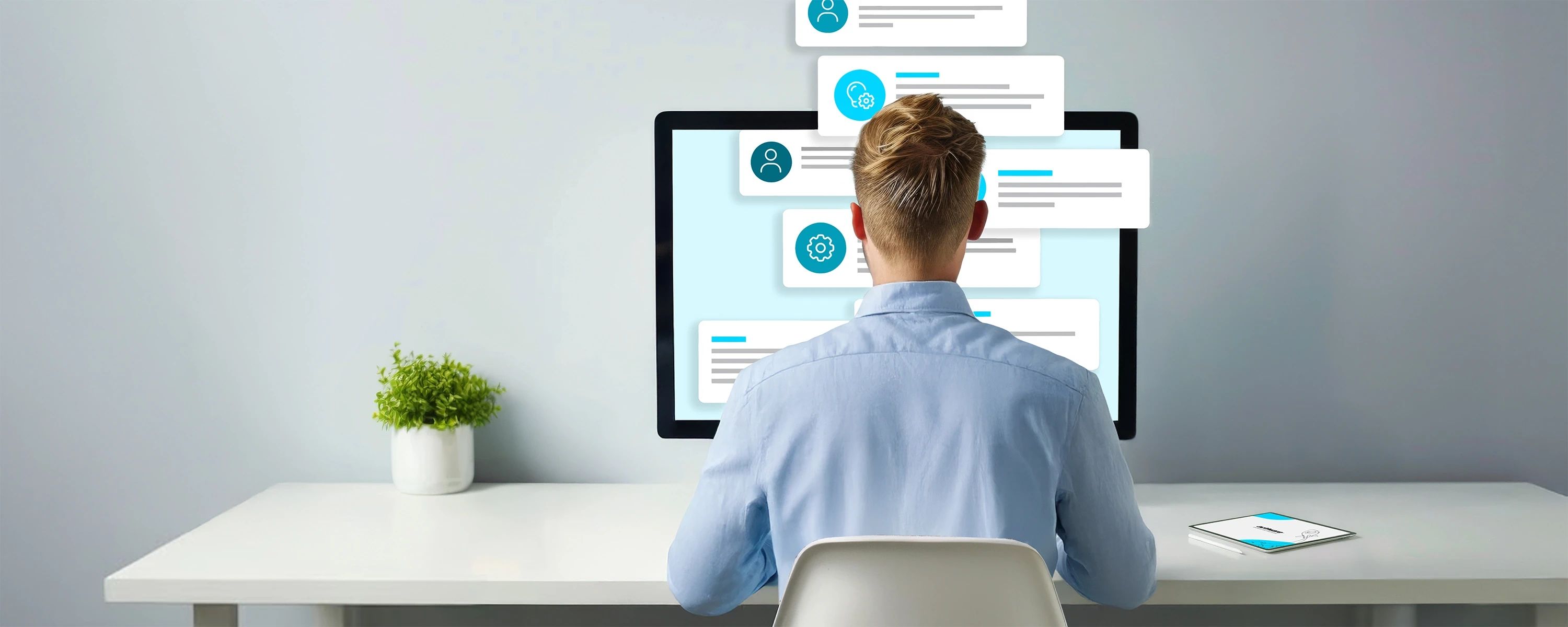 Mann sitzt vor einem Computerbildschirm, auf dem verschiedene Pop-up-Benachrichtigungen oder Chatfenster mit Symbolen wie einem Zahnrad (Einstellungen/Service) und einem Personen-Icon (Benutzer/Profil) angezeigt werden. Er trägt ein hellblaues Hemd und sitzt an einem weißen Schreibtisch. Rechts liegt ein Tablet und links steht eine kleine Pflanze.