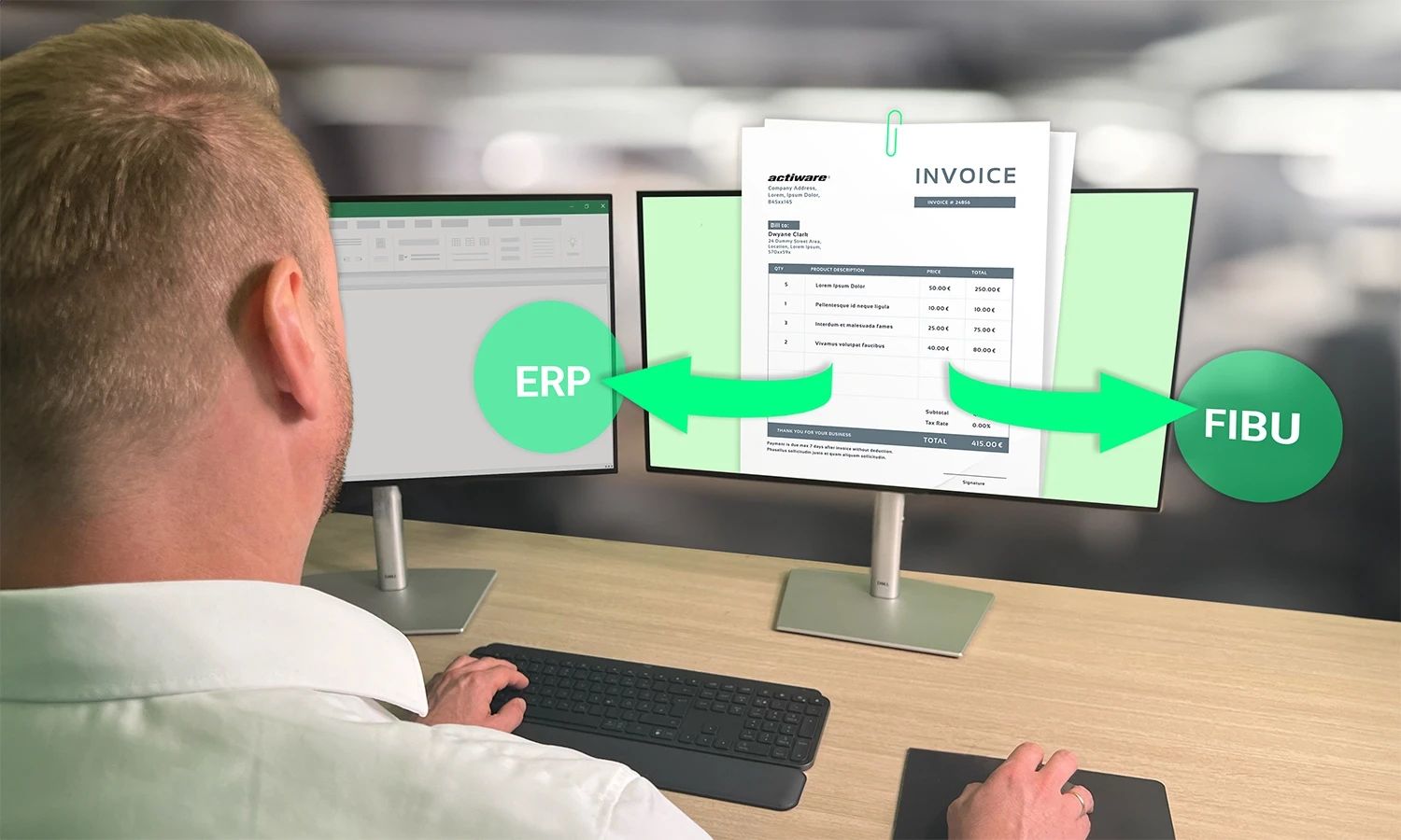 Ein Mitarbeiter vor zwei Monitoren, die den automatisierten Datenfluss einer Rechnung zwischen ERP-System und FiBu (Finanzbuchhaltung) visualisieren.