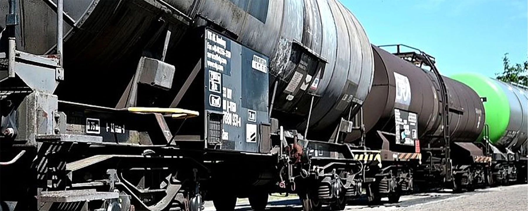 Reihe von Kesselwagen auf dem Werksgelände der Franz Kaminski Waggonbau GmbH – spezialisierte Instandhaltung und Prüfung von Güter- und Tankwaggons für den Schienengüterverkehr.