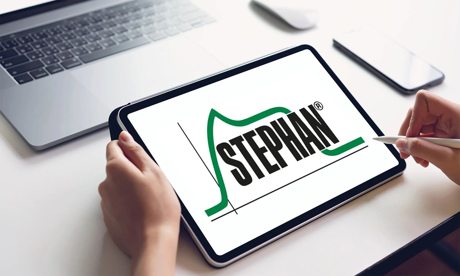 Logo von Fritz Stephan GmbH auf dem Display eines Tablets – Symbol für Innovation, Präzision und medizinische Technologie im Bereich Beatmungssysteme und Intensivpflege.