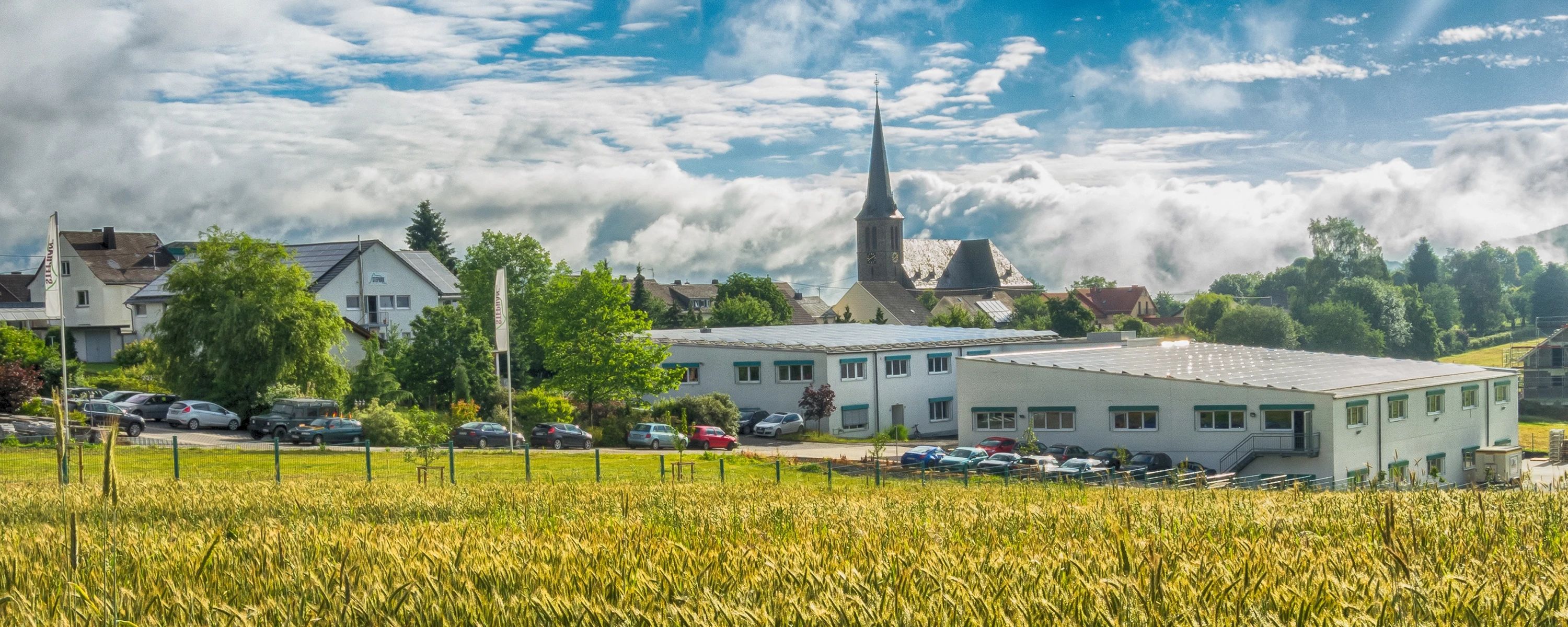 Firmengebäude der Fritz Stephan GmbH im Grünen – Medizintechnikunternehmen in idyllischer Umgebung, spezialisiert auf Beatmungssysteme und Intensivpflegegeräte.