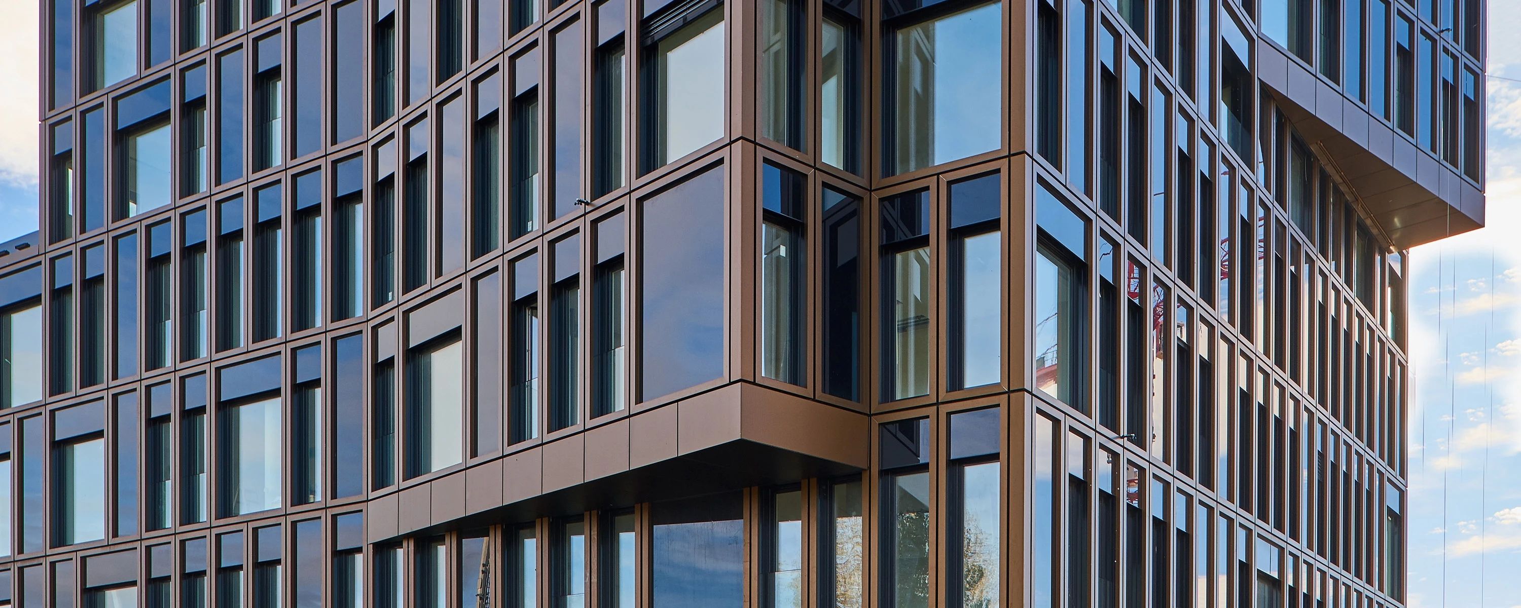 Moderne Glas- und Stahlfassade eines Gebäudes von Geilinger – innovative Architektur mit tragenden Stahlbaukonstruktionen und ästhetischem Fassadendesign.